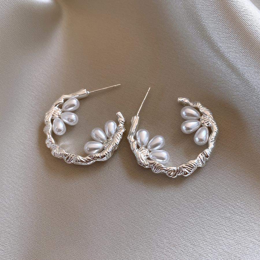 Electroplated silver needle C-shaped pearl stud earrings European and American exaggerated earrings earrings design sense niche
Electroplated silver needle C-shaped pearl stud earrings European and American exaggerated earrings earrings design sense niche