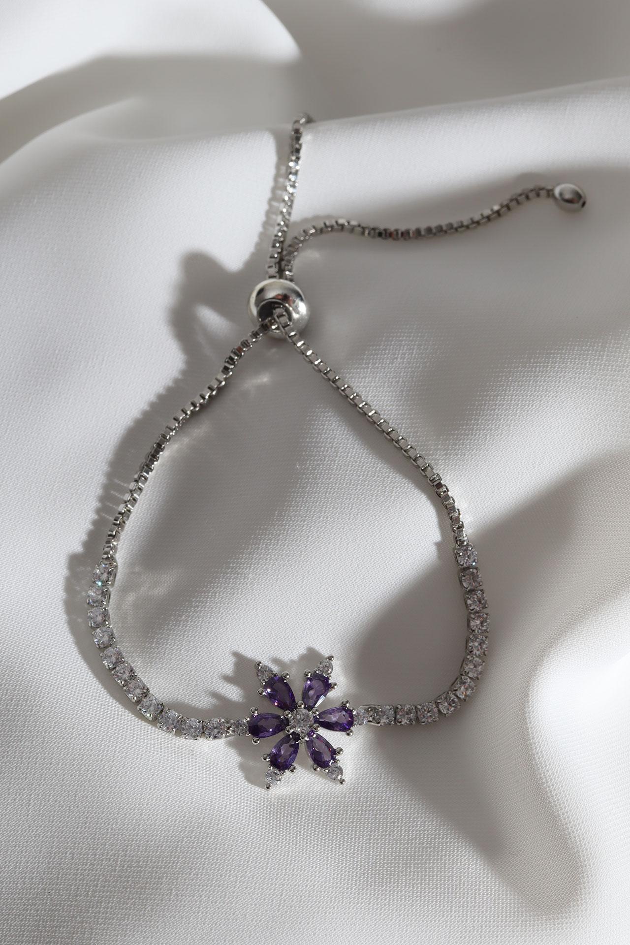 Браслет серебряного цвета с фиолетовым цирконом и каменным цветком
Браслет серебряного цвета с фиолетовым цирконом и каменным цветком