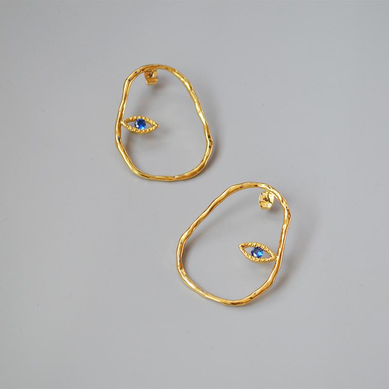 Gold-Plated Copper Earrings with Irregular Lines and Retro Blue Eye Design 925 Silver Needle Ear Studs
Gold-Plated Copper Earrings with Irregular Lines and Retro Blue Eye Design 925 Silver Needle Ear Studs