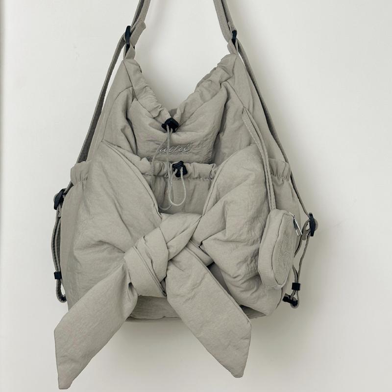 Women Mommy Maternity Backpack Large Capacity Bow Daily Tote Handbag Solid Color Casual Backpack Female Outdoor Bag світло-сірого кольору
Women Mommy Maternity Backpack Large Capacity Bow Daily Tote Handbag Solid Color Casual Backpack Female Outdoor Bag світло-сірого кольору