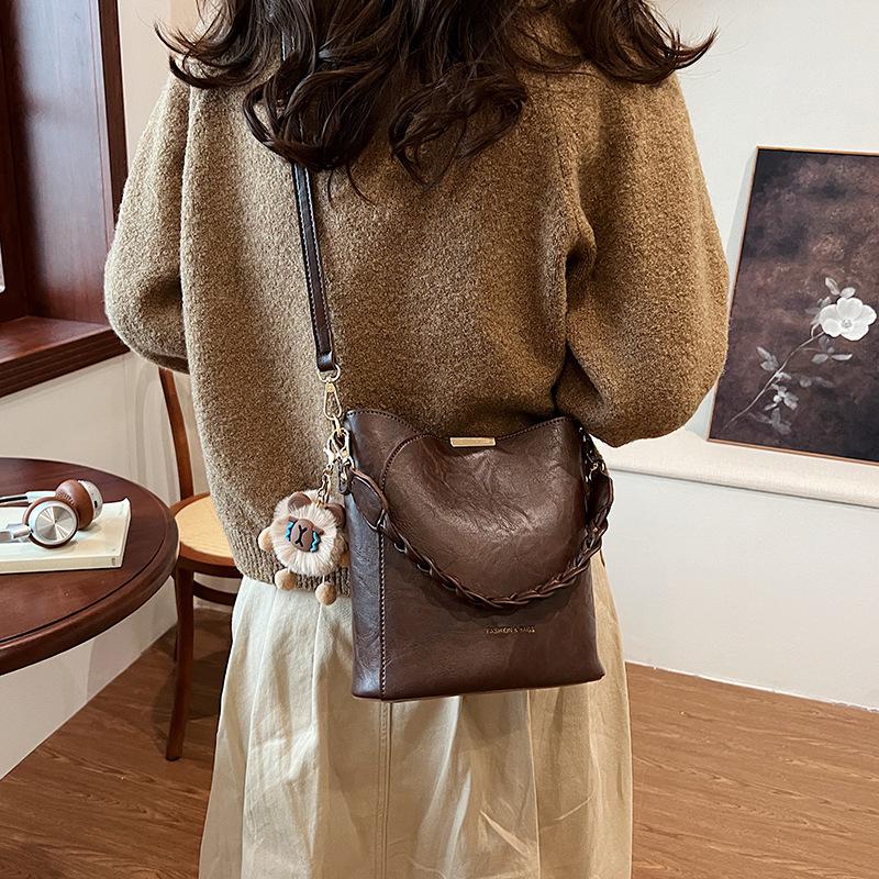 Нишевый дизайнерский плетеный портативный мешок-ведро, сумка-мессенджер, новая модель 2025 года, популярная в этом году, универсальная текстурная маленькая сумка 21*12*21
Нишевый дизайнерский плетеный портативный мешок-ведро, сумка-мессенджер, новая модель 2025 года, популярная в этом году, универсальная текстурная маленькая сумка 21*12*21