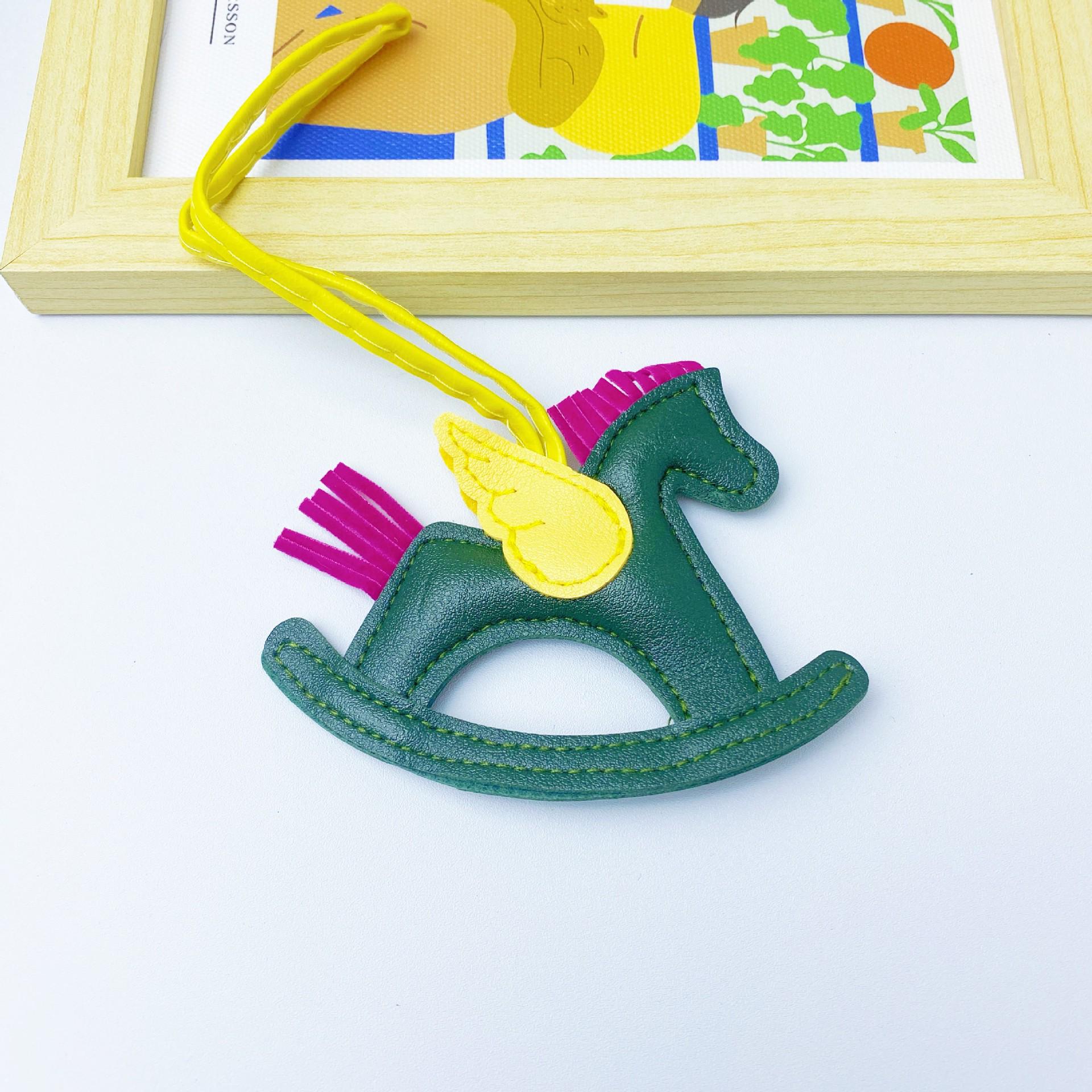 Цветной брелок-качалка из искусственной кожи в виде лошади - милый подарочный кулон на сумку
Цветной брелок-качалка из искусственной кожи в виде лошади - милый подарочный кулон на сумку