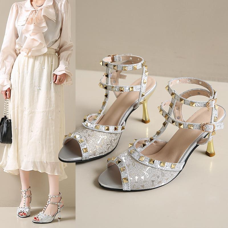 Rivet nude high heels women s thin heels 2025 spring and autumn new pointed versatile Internet celebrities sexy empty large size shoes 35 серебряный
Rivet nude high heels women s thin heels 2025 spring and autumn new pointed versatile Internet celebrities sexy empty large size shoes 35 серебряный