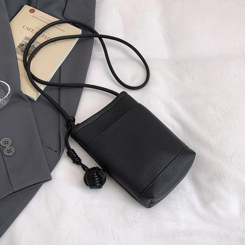 Summer simple fashion casual mini messenger small bag women 2025 new versatile mobile phone bucket bag чорний
Summer simple fashion casual mini messenger small bag women 2025 new versatile mobile phone bucket bag чорний