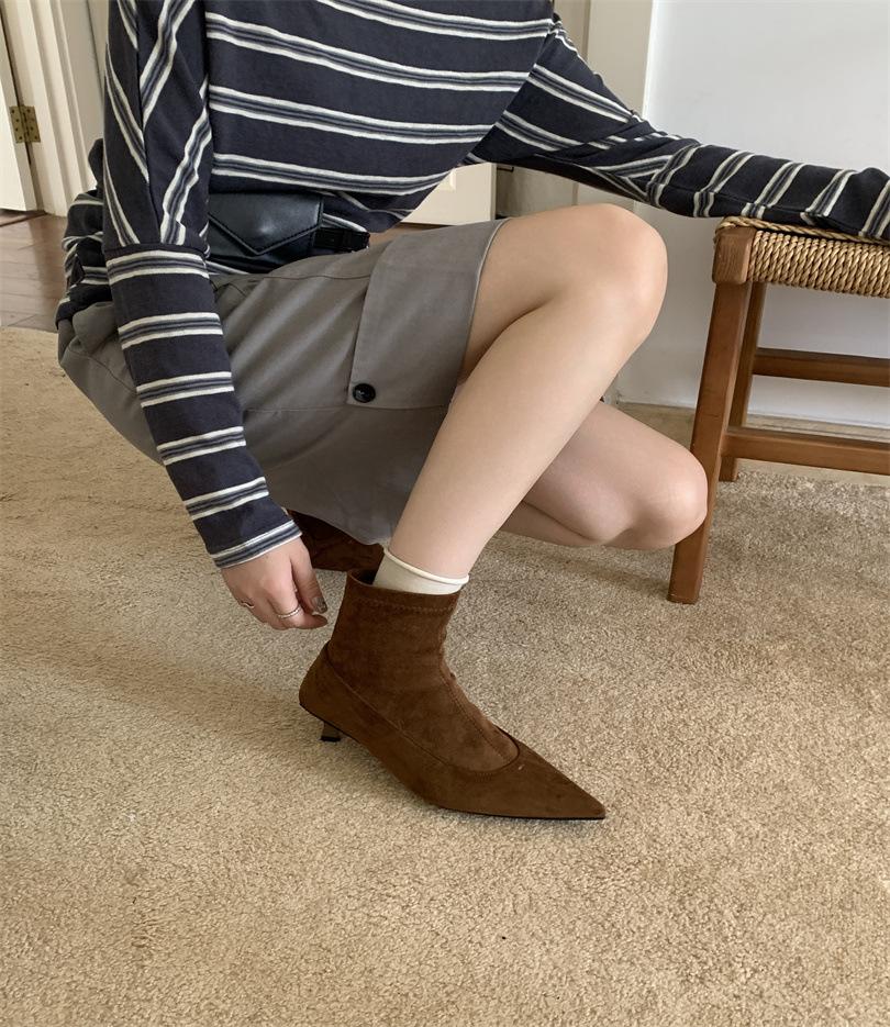 Неустающие ноги короткие ботинки 2025 зима новые на низком каблуке с острым носком замшевые эластичные голенища вставки бархатные ботинки 39 светло-коричневого
Неустающие ноги короткие ботинки 2025 зима новые на низком каблуке с острым носком замшевые эластичные голенища вставки бархатные ботинки 39 светло-коричневого