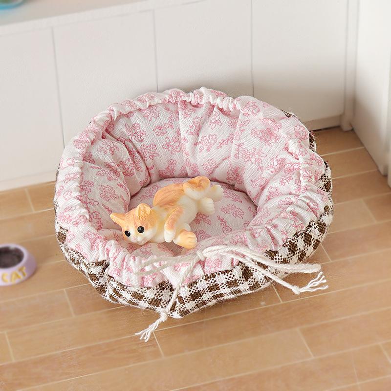 1Pcs Doll House Living Room Pet Decor 1/12 Dollhouse Simulation Mini Cat Bed Model Adjustable Mat Micro Scene Construction Props
1Pcs Doll House Living Room Pet Decor 1/12 Dollhouse Simulation Mini Cat Bed Model Adjustable Mat Micro Scene Construction Props