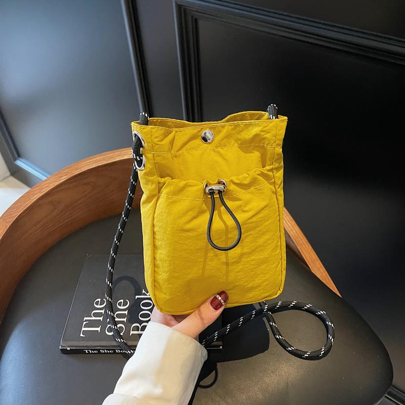 Minimalist Style Lightweight Drawstring Canvas Small Bag: Versatile Mini Single-Shoulder Crossbody Coin Purse for Mobile Phes Mini(Max Length<20cm) жовтий
Minimalist Style Lightweight Drawstring Canvas Small Bag: Versatile Mini Single-Shoulder Crossbody Coin Purse for Mobile Phes Mini(Max Length<20cm) жовтий
