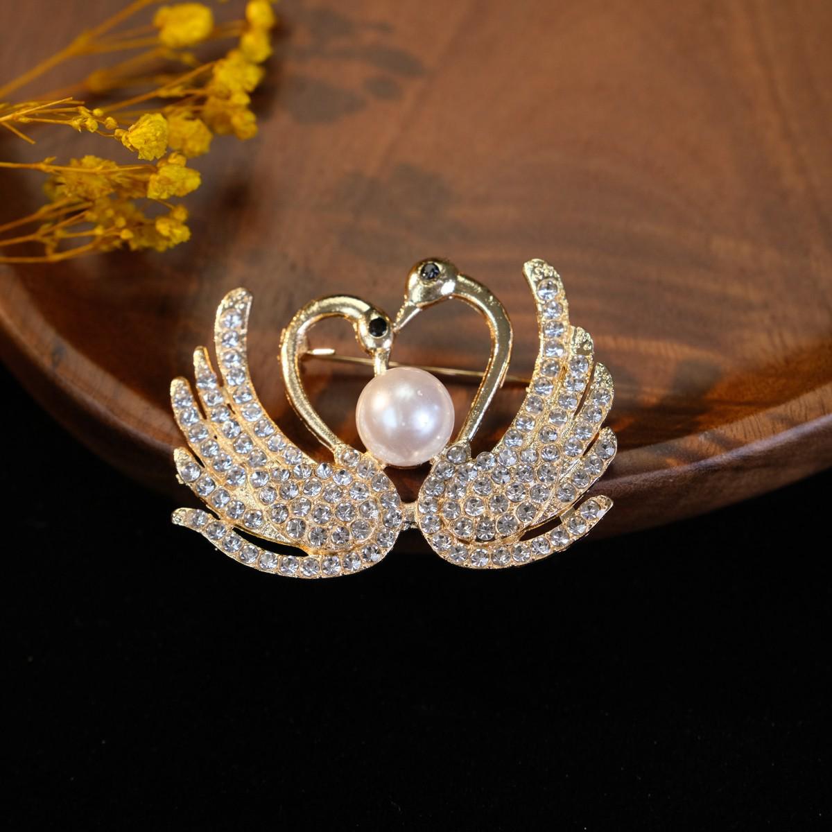 Брошь Лебедь с жемчугом: Модная брошь в виде ангельского крыла для пальто и курток
Брошь Лебедь с жемчугом: Модная брошь в виде ангельского крыла для пальто и курток