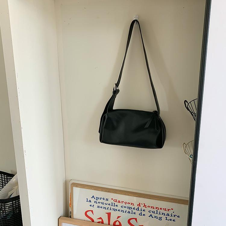 Сумки Женская Универсальная Осенне-зимняя Женская Премиальная Сумка-мессенджер Модная Нишевая Сумка для 通勤 Тренд Сумка под мышкой Женская Сумка чёрный