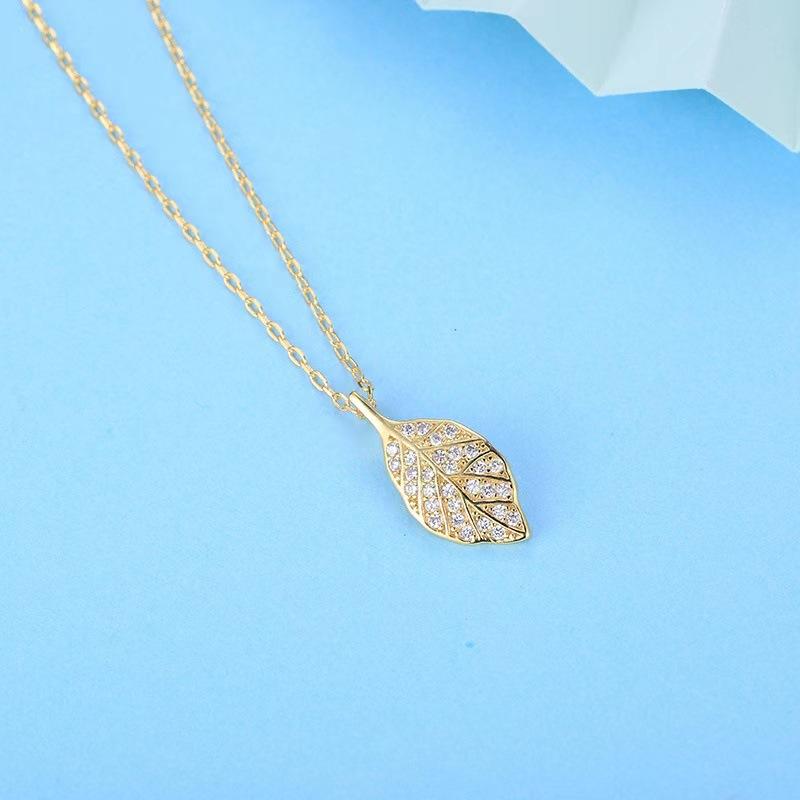 Ожерелье с подвеской в виде листа нефрита Golden Branch для женщин с легким роскошным нишевым дизайном, высококачественная цепочка на ключицу из небольших листьев
Ожерелье с подвеской в виде листа нефрита Golden Branch для женщин с легким роскошным нишевым дизайном, высококачественная цепочка на ключицу из небольших листьев