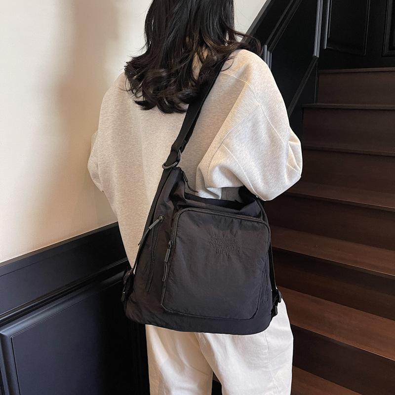 Простая и вместительная однотонная сумка-тоут женская новая повседневная спортивная фитнес-сумка на плечо нишевая сумка-мессенджер чёрный
Простая и вместительная однотонная сумка-тоут женская новая повседневная спортивная фитнес-сумка на плечо нишевая сумка-мессенджер чёрный