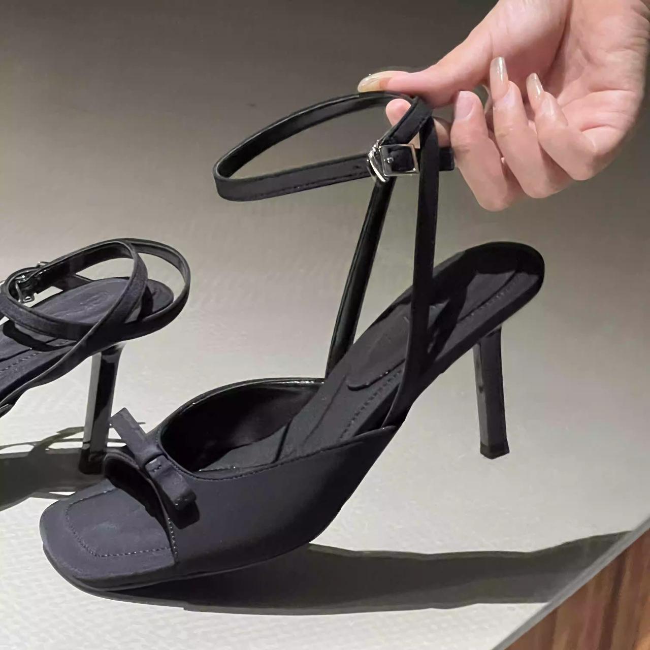 2025 new square head ankle strap silver satin bow high heel cool slippers thin heel open-toed women s sandals 40
2025 new square head ankle strap silver satin bow high heel cool slippers thin heel open-toed women s sandals 40
