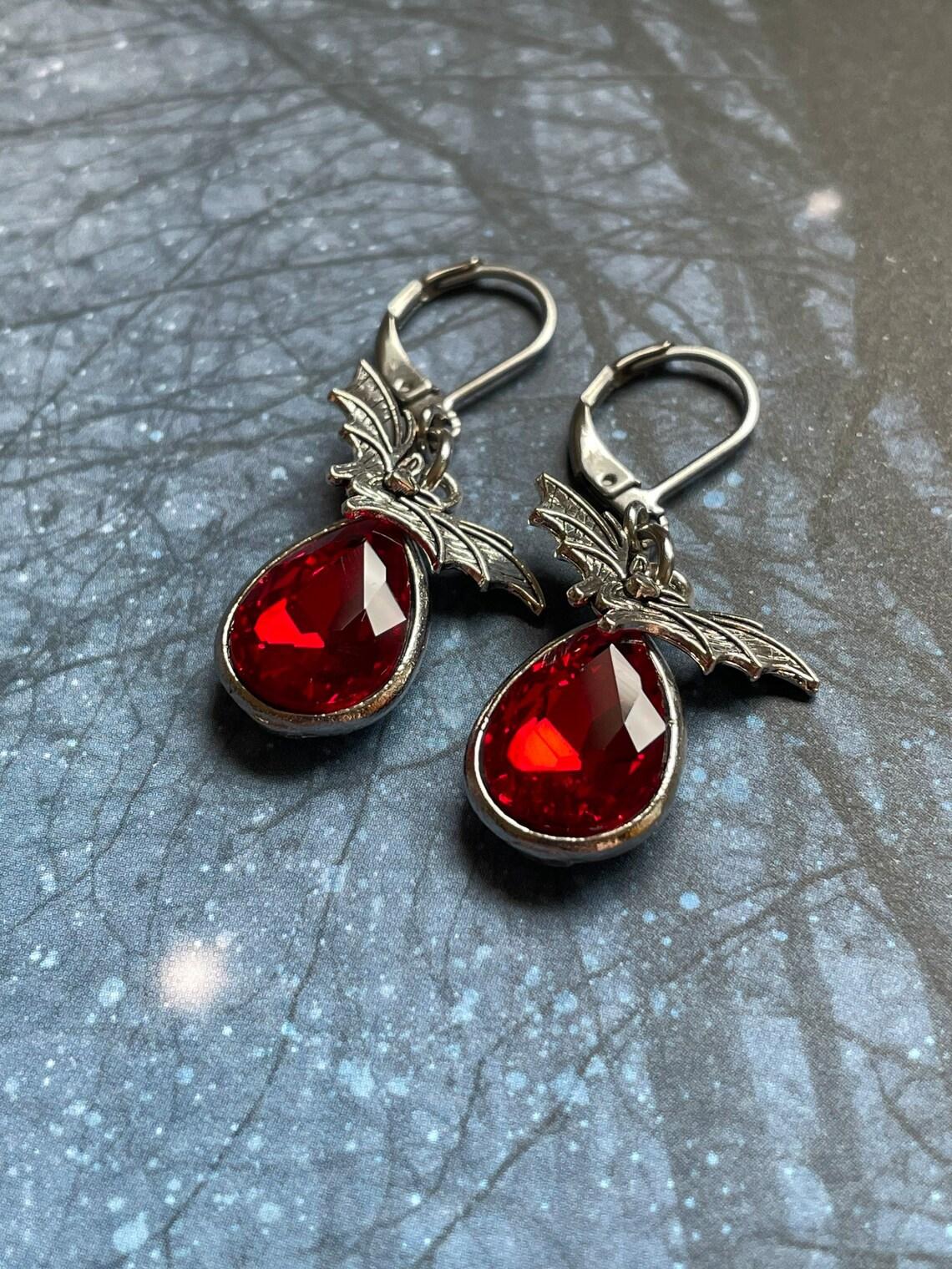 Gothic Night Queen Sliver Color Vampire Bat Red Blood Drops Dangle Earrings for Women Hallowmas Party Jewelry Accessories Gifts червоний
Gothic Night Queen Sliver Color Vampire Bat Red Blood Drops Dangle Earrings for Women Hallowmas Party Jewelry Accessories Gifts червоний