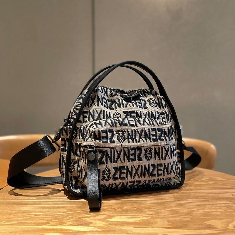 Lightweight Casual Bag for Women 2025 New Arrival Classy All-Match Oxford Cloth Women s Cross-Body Bag Shoulder Handbag Super Hot Letter Canvas 2901
Lightweight Casual Bag for Women 2025 New Arrival Classy All-Match Oxford Cloth Women s Cross-Body Bag Shoulder Handbag Super Hot Letter Canvas 2901