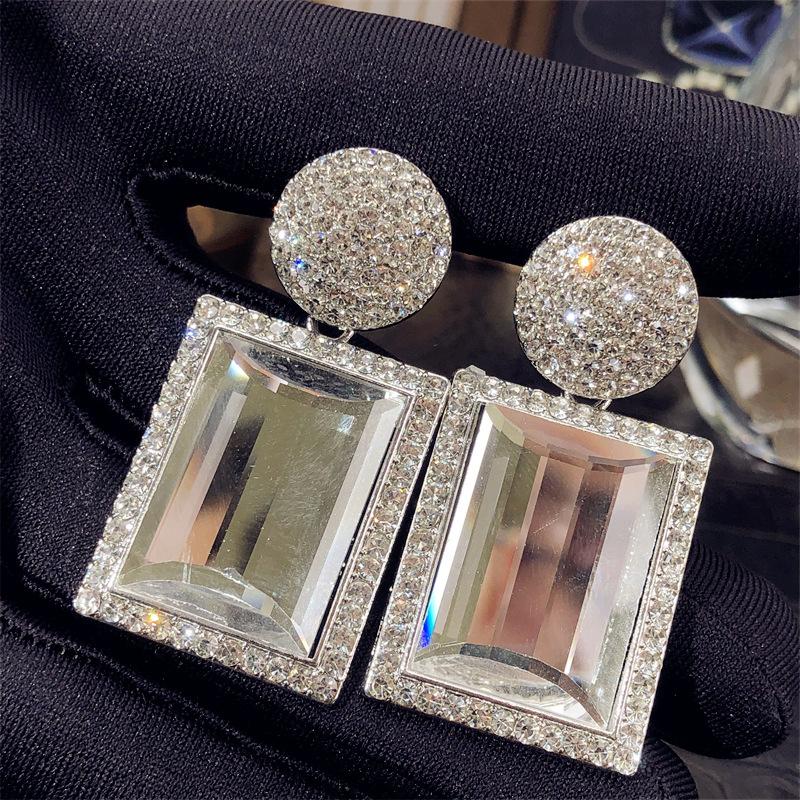Diamond square earrings, fashionable and simple versatile earrings, niche personality and high-end earrings, women
Diamond square earrings, fashionable and simple versatile earrings, niche personality and high-end earrings, women