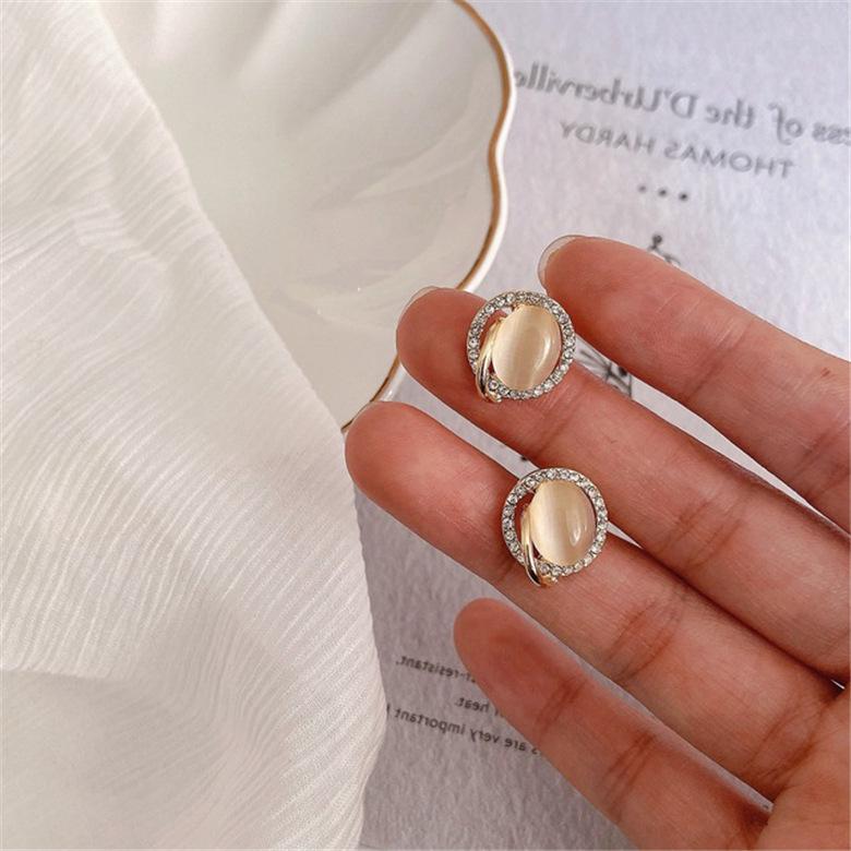 Серьги-пусеты из серебра 925 пробы с геометрическим камнем «кошачий глаз»: Трендовая женская мода
Серьги-пусеты из серебра 925 пробы с геометрическим камнем «кошачий глаз»: Трендовая женская мода