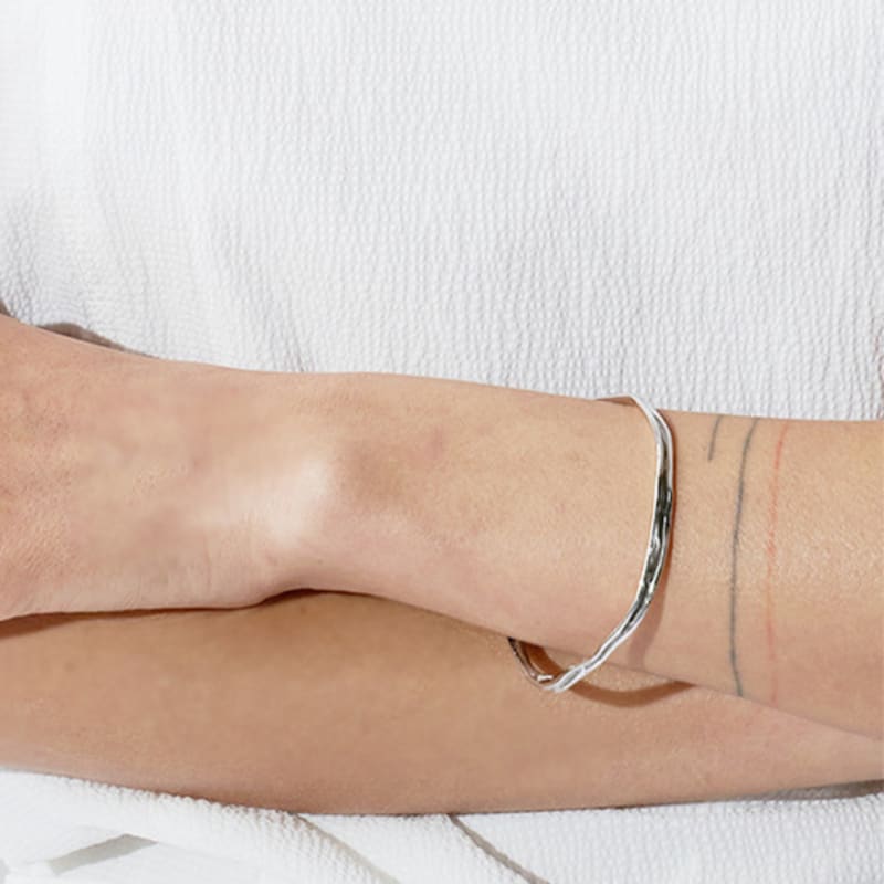 L U I R E #8 handcuff white
L U I R E #8 handcuff white