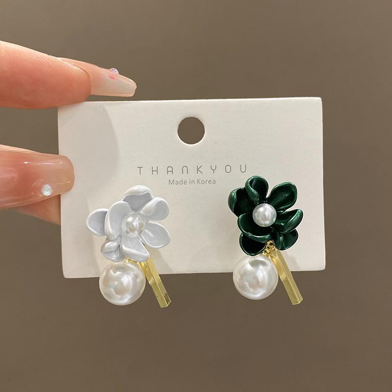 Silver needle asymmetric gardenia earrings women s design sense niche versatile pearl stud earrings cold wind temperament ear jewelry
Silver needle asymmetric gardenia earrings women s design sense niche versatile pearl stud earrings cold wind temperament ear jewelry