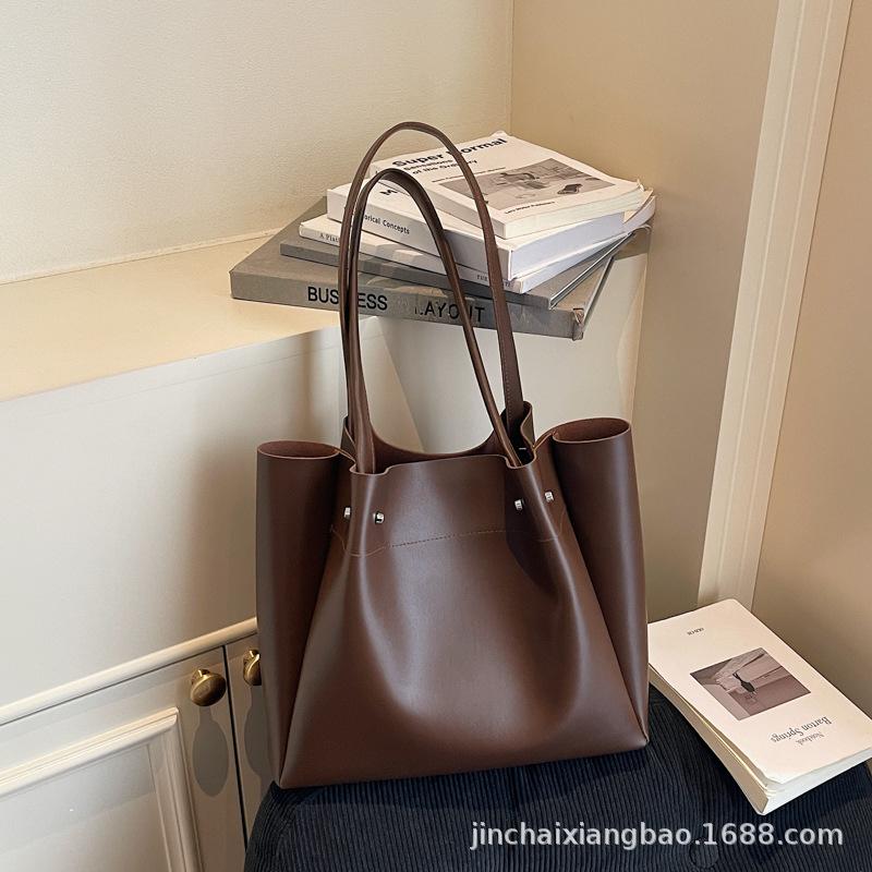Solid color soft leather large-capacity tote bag women s 2025 new large-capacity shoulder bag fashionable versatile commuter handbag 31*10*28 темно-коричневого
Solid color soft leather large-capacity tote bag women s 2025 new large-capacity shoulder bag fashionable versatile commuter handbag 31*10*28 темно-коричневого