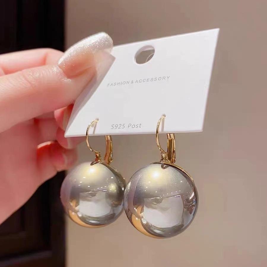 Exaggerated Temperament Super Large Lustrous Shiny Pearl Pendant Hoop Earrings for Women Bride Banquet Retro Charm Jewelry Gifts
Exaggerated Temperament Super Large Lustrous Shiny Pearl Pendant Hoop Earrings for Women Bride Banquet Retro Charm Jewelry Gifts