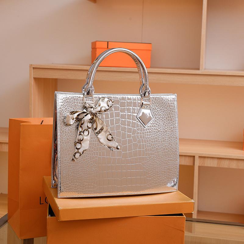 Сумка с узором крокодила женская портативная сумка-тоут 2025 новая простая сумка женская из лакированной кожи глянцевая сумка серебряный
Сумка с узором крокодила женская портативная сумка-тоут 2025 новая простая сумка женская из лакированной кожи глянцевая сумка серебряный