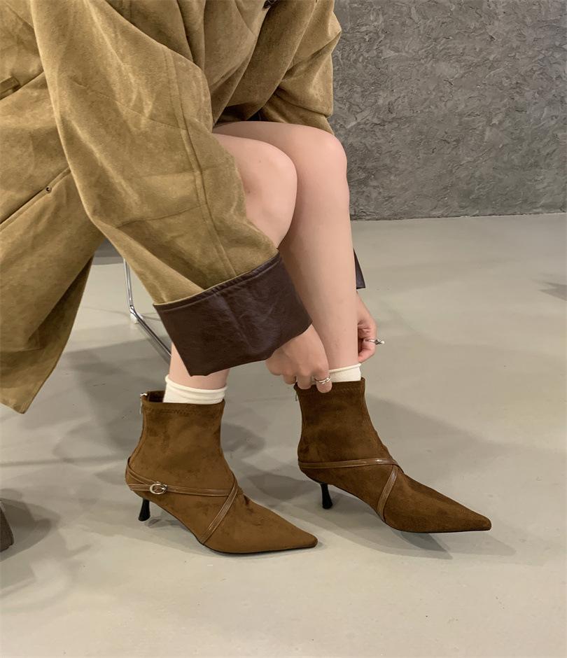 New high-heeled thin boots children s autumn 2025 new buckle pointed temperament short boots retro single boots 39 светло-коричневого
New high-heeled thin boots children s autumn 2025 new buckle pointed temperament short boots retro single boots 39 светло-коричневого