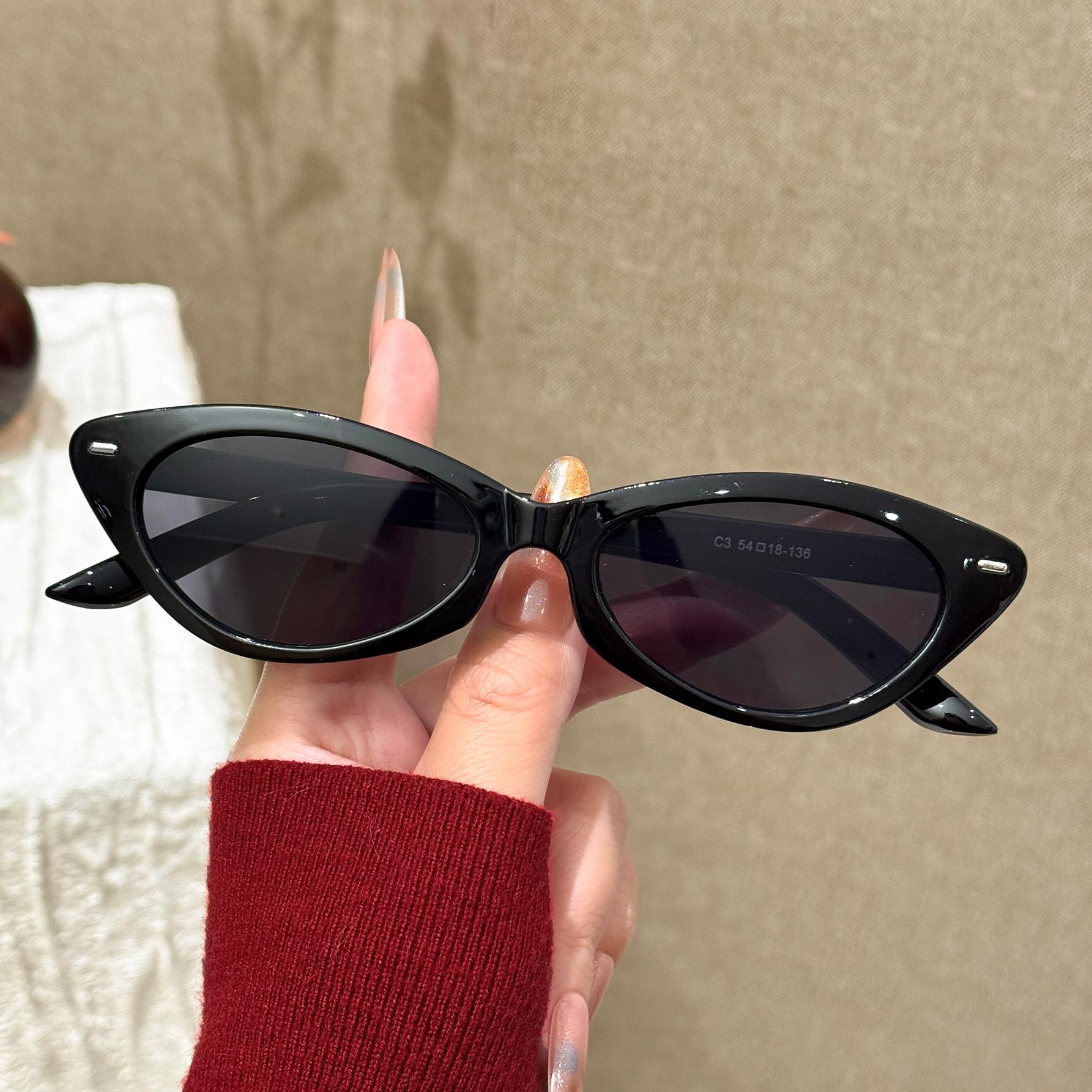 1Pc Unisex Simple Solid Color Cat-Eye Fashion Glasses with Mini Rivet Decoration, Suitable for Daily Wear and Driving
1Pc Unisex Simple Solid Color Cat-Eye Fashion Glasses with Mini Rivet Decoration, Suitable for Daily Wear and Driving