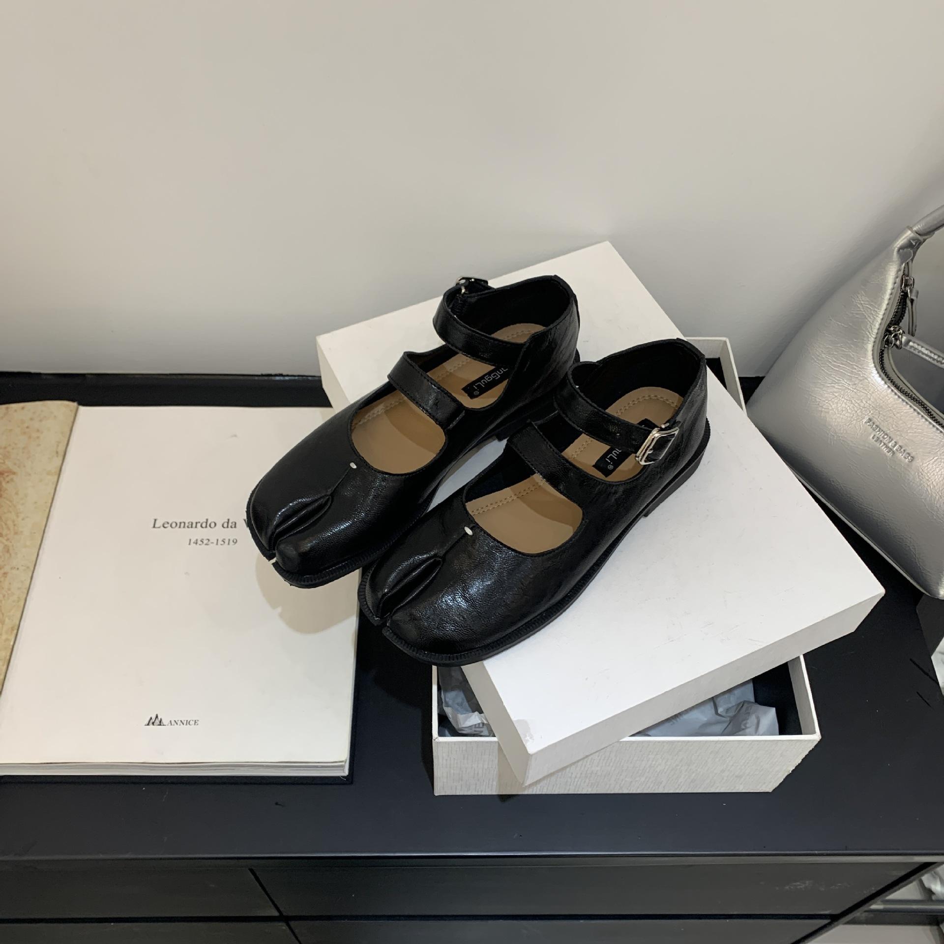 2025 spring and autumn new fashion versatile pig s trotters split toe word with French low heel Mary Jane women s shoes 39 чёрный
2025 spring and autumn new fashion versatile pig s trotters split toe word with French low heel Mary Jane women s shoes 39 чёрный