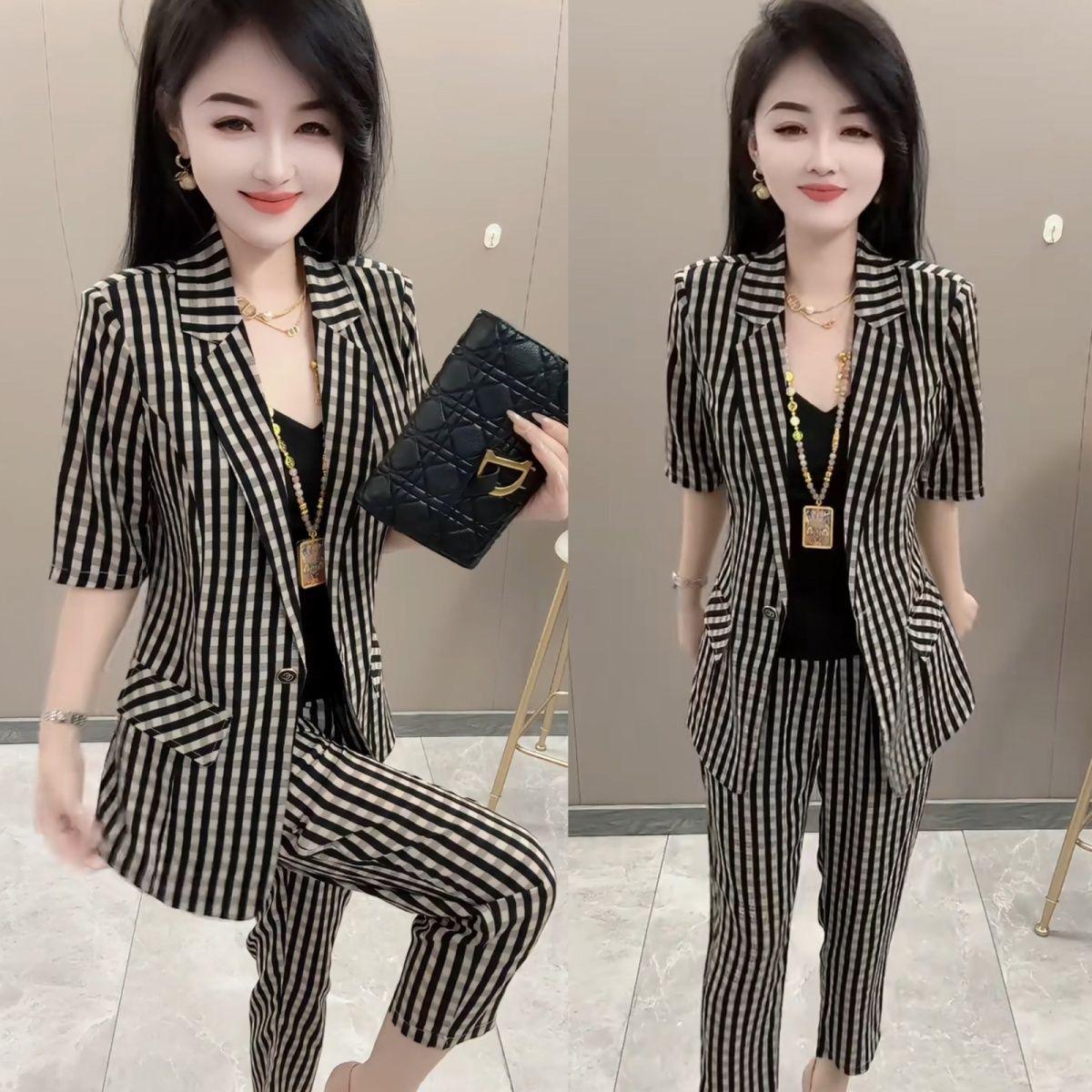 2025 Summer Women s Plaid Blazer & Skinny Pants Set - Short Sleeve, Slim Fit, Casual Elegance. L (100-115 lbs)
2025 Summer Women s Plaid Blazer & Skinny Pants Set - Short Sleeve, Slim Fit, Casual Elegance. L (100-115 lbs)