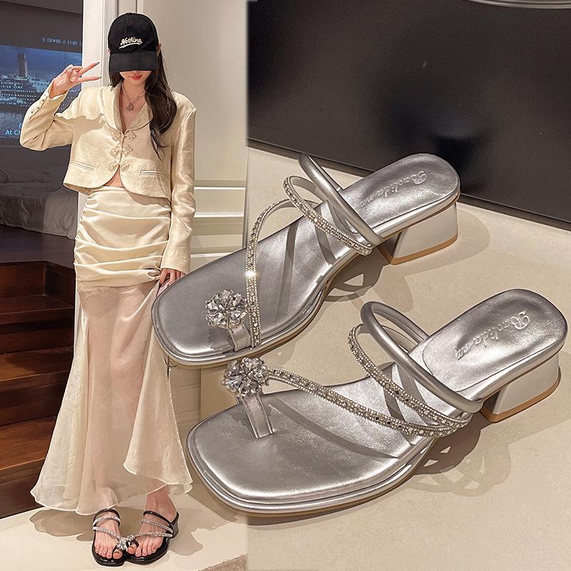 Beautiful rhinestone flower slippers women s summer wear 2025 new French set of toes thick heel exquisite with skirt sandals 35 бежевый
Beautiful rhinestone flower slippers women s summer wear 2025 new French set of toes thick heel exquisite with skirt sandals 35 бежевый