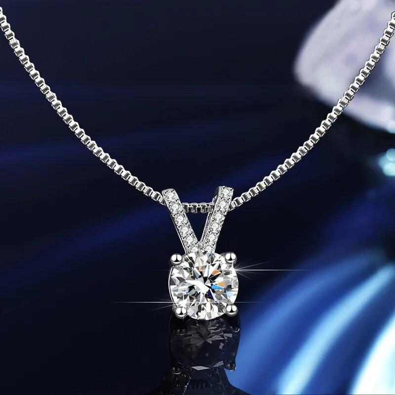 Fashion s925 Sterling Silver D color VVS Moissanite Necklace Jewelry 1Carat V-Shaped Clavicle Chain Pendant Valentine s Day Gift
Fashion s925 Sterling Silver D color VVS Moissanite Necklace Jewelry 1Carat V-Shaped Clavicle Chain Pendant Valentine s Day Gift