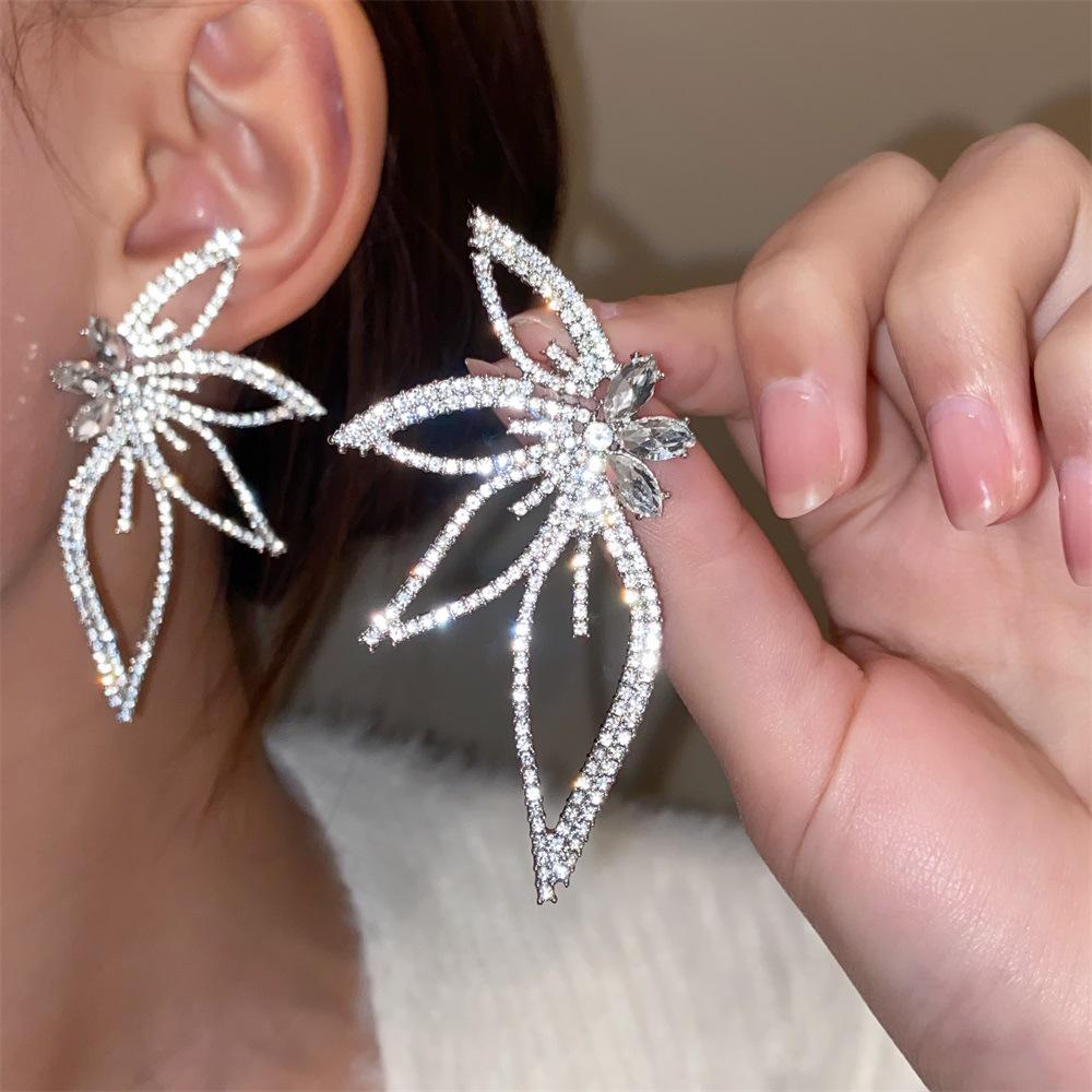 Exquisite Diamond Leaf & Flower Stud Earrings: Fashionable Retro Butterfly Design for Women
Exquisite Diamond Leaf & Flower Stud Earrings: Fashionable Retro Butterfly Design for Women