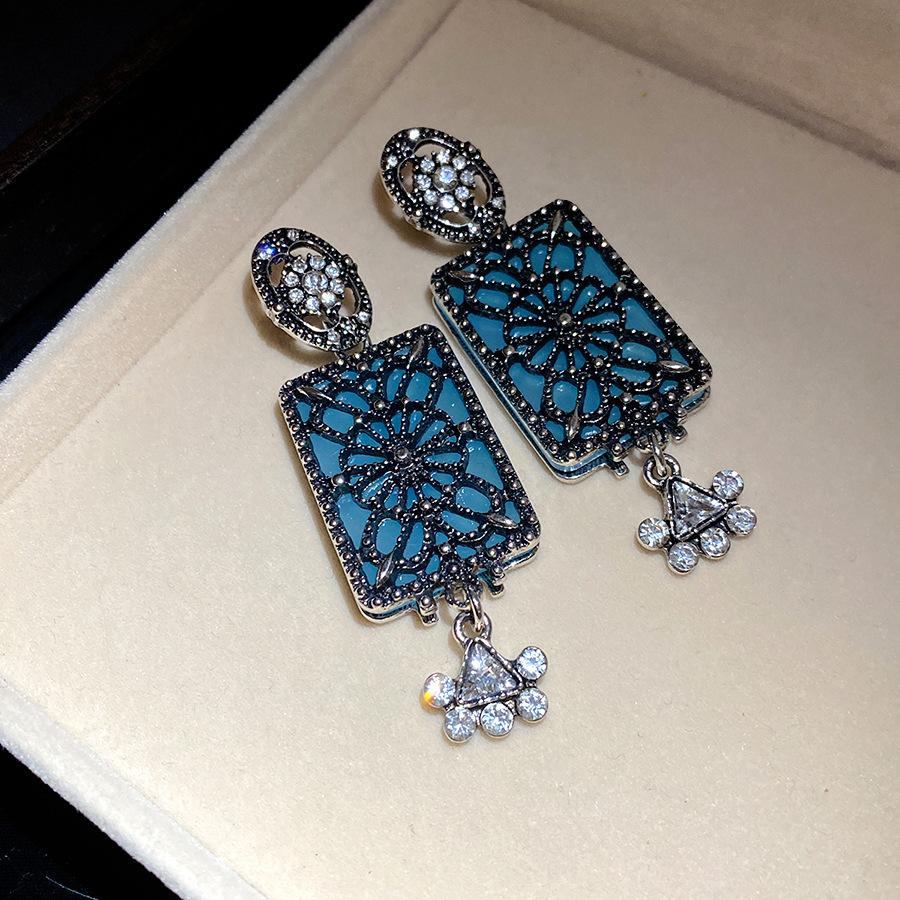 Medieval vintage silver needle diamond square pendant earrings light luxury high-end stud earrings retro court style earrings
Medieval vintage silver needle diamond square pendant earrings light luxury high-end stud earrings retro court style earrings