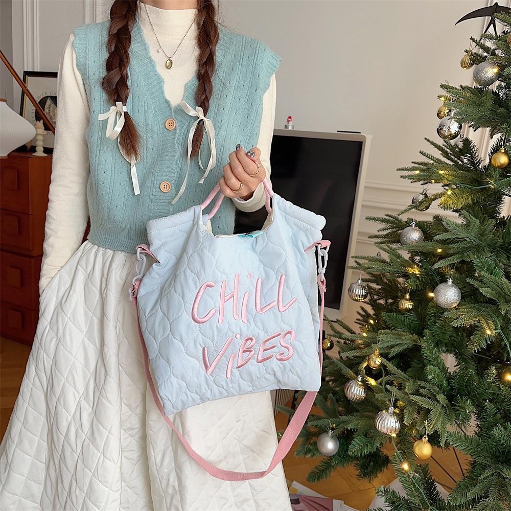 31222 autumn and winter new canvas bag bag, letter embroidery quilting handbag, messenger bag, light and large capacity светло-розовый
31222 autumn and winter new canvas bag bag, letter embroidery quilting handbag, messenger bag, light and large capacity светло-розовый