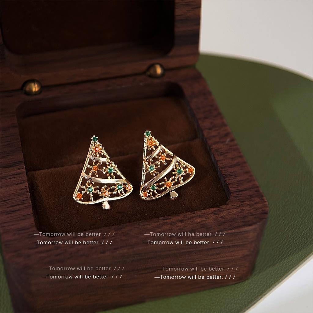 Атмосферные серьги-пусеты в виде рождественской елки из циркония - Высококлассный, уникальный и модный праздничный дизайн
Атмосферные серьги-пусеты в виде рождественской елки из циркония - Высококлассный, уникальный и модный праздничный дизайн