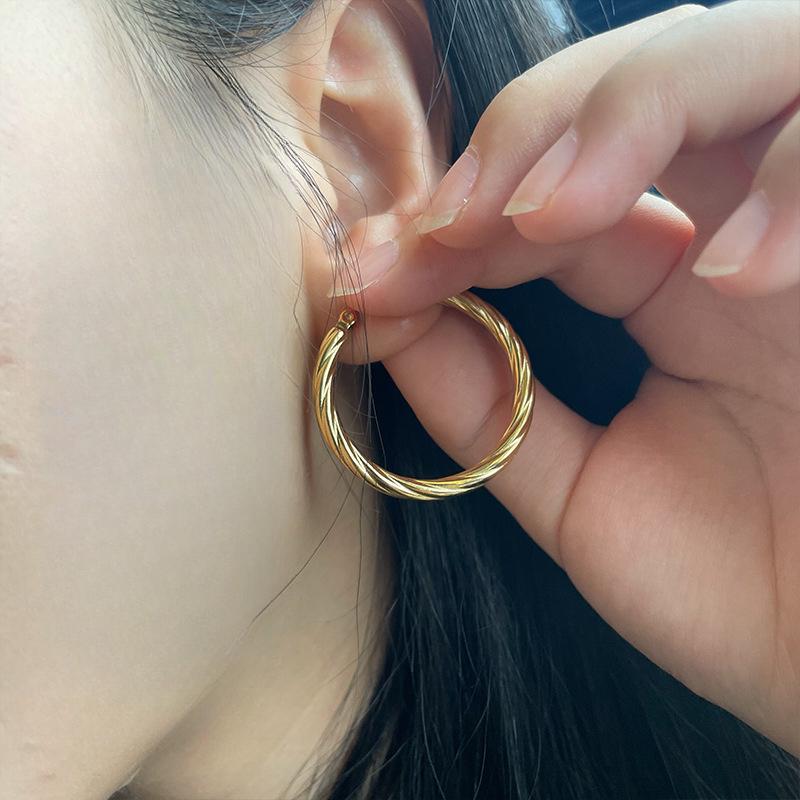 French Retro Twist Earrings Gold-plated Light Luxury Corrugated Large Earrings Women s Titanium Steel Non-fading Jewelry
French Retro Twist Earrings Gold-plated Light Luxury Corrugated Large Earrings Women s Titanium Steel Non-fading Jewelry