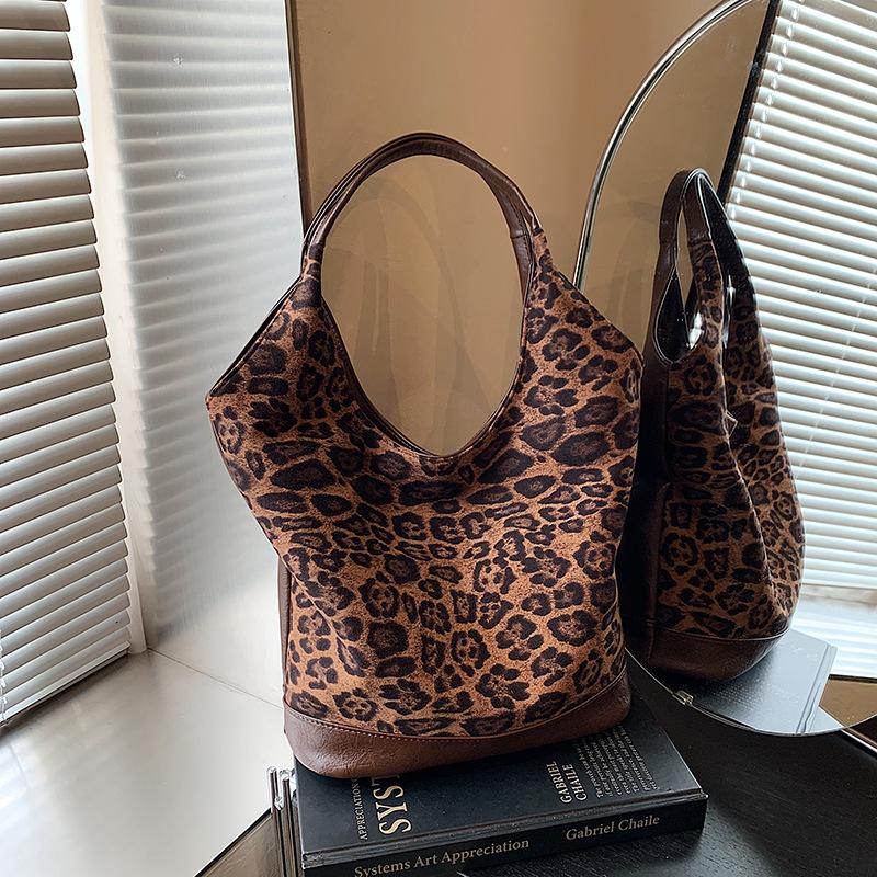 Fashion casual leopard print armpit bag women s new retro fashion matte trend large capacity shoulder bag
Fashion casual leopard print armpit bag women s new retro fashion matte trend large capacity shoulder bag