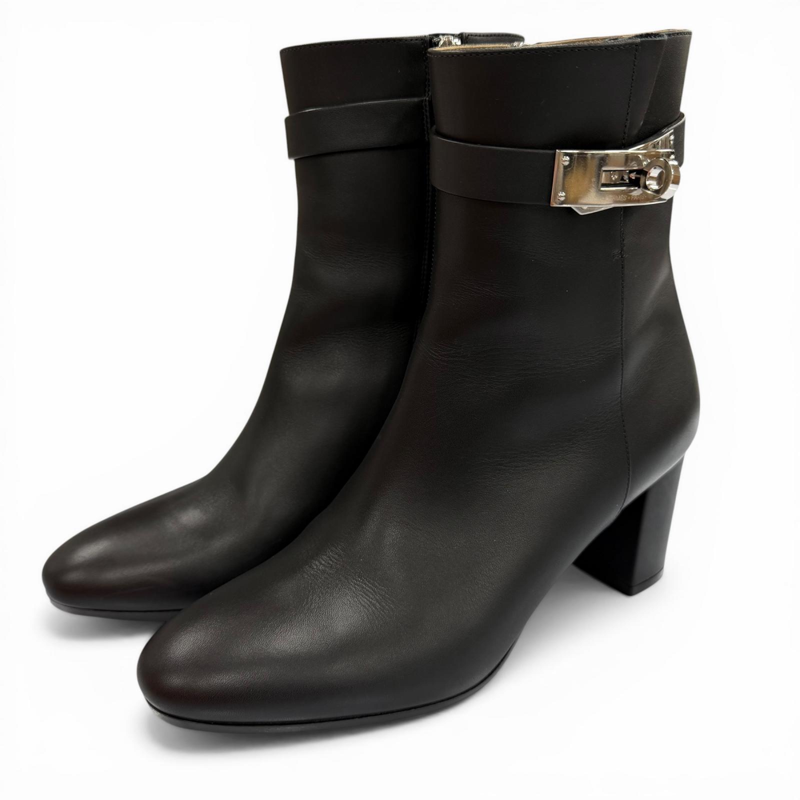 Excellent HERMES short boots Saint Germain black leather Women 35.5 182102Z Used
Excellent HERMES short boots Saint Germain black leather Women 35.5 182102Z Used