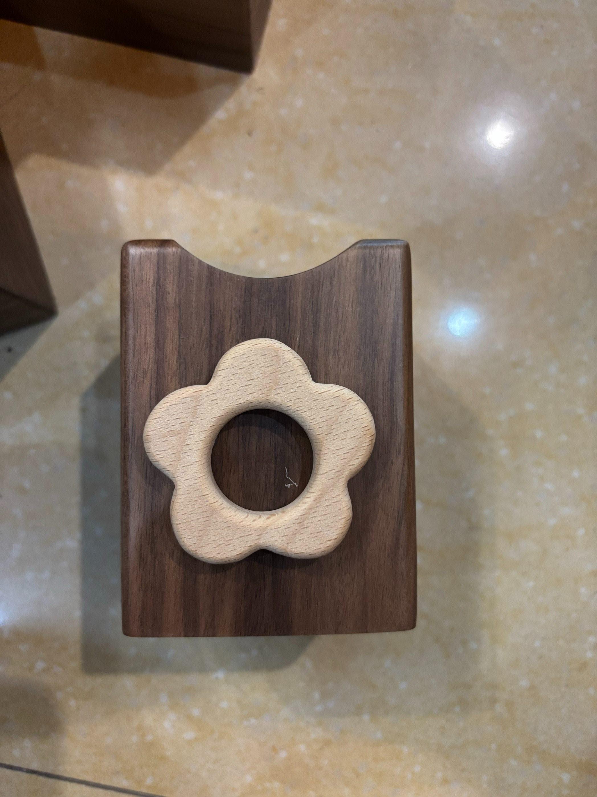 1pcs Solid wood pen holder, office desktop stationery storage box, creative wooden pen holder
1pcs Solid wood pen holder, office desktop stationery storage box, creative wooden pen holder