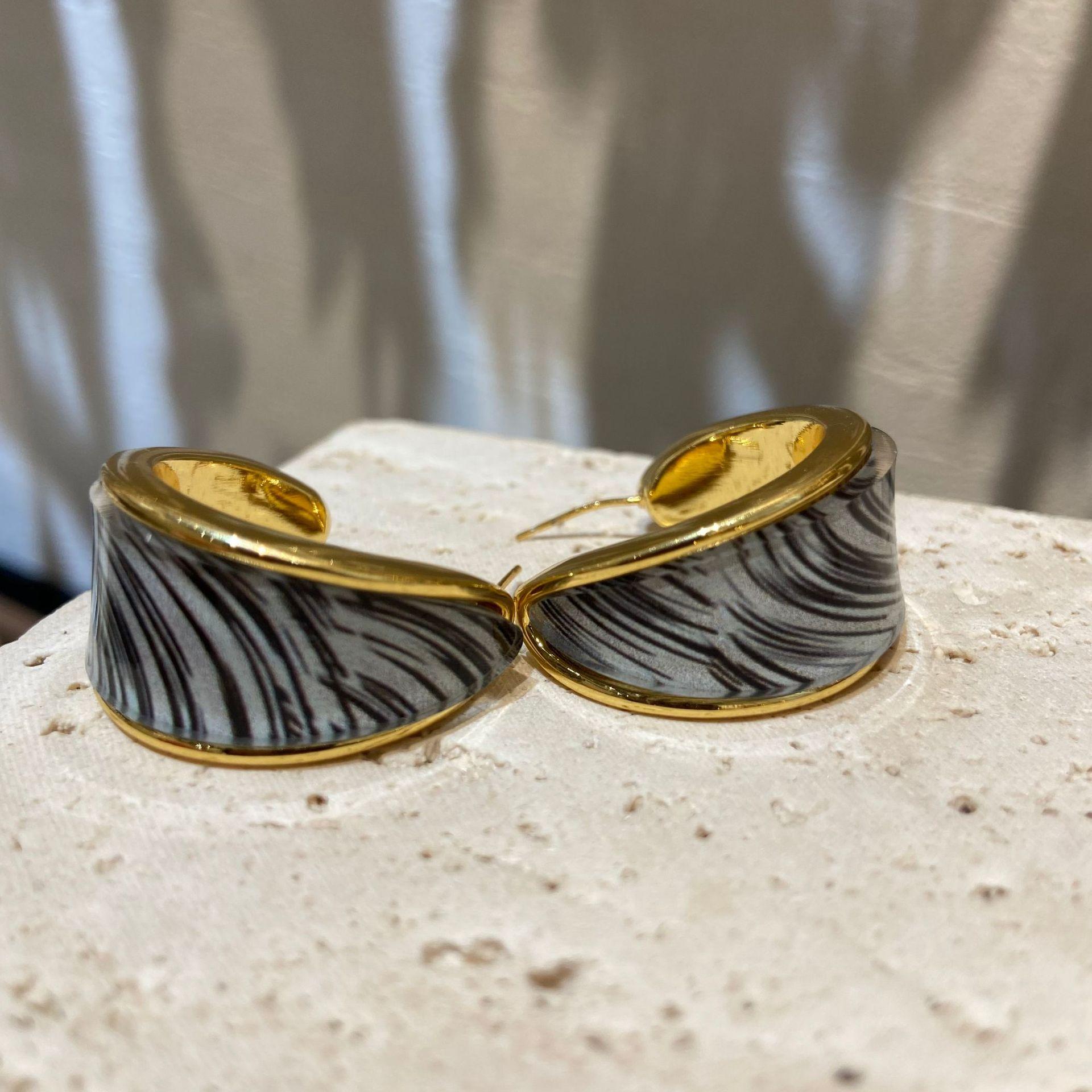 5-Layer Real Gold Electroplated Enamel Glaze Stud Earrings C-Shaped Geometric Earrings Simple Fashion Temperament Earrings Ear Jewelry
5-Layer Real Gold Electroplated Enamel Glaze Stud Earrings C-Shaped Geometric Earrings Simple Fashion Temperament Earrings Ear Jewelry