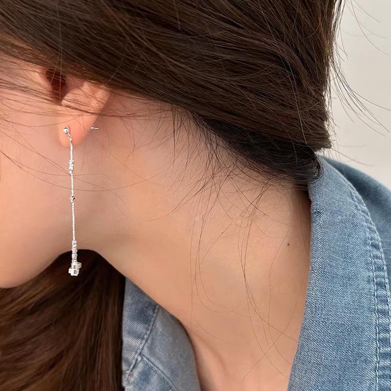 Ear clips, high-end broken silver metal long stud earrings, earrings, pendants, niche personality, simple and fashionable, earrings without piercings.
Ear clips, high-end broken silver metal long stud earrings, earrings, pendants, niche personality, simple and fashionable, earrings without piercings.