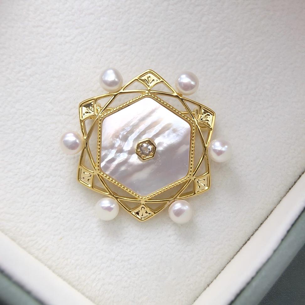 Geometric Freshwater Pearl Seashell Brooch with Multi-Pearl Design білий
Geometric Freshwater Pearl Seashell Brooch with Multi-Pearl Design білий