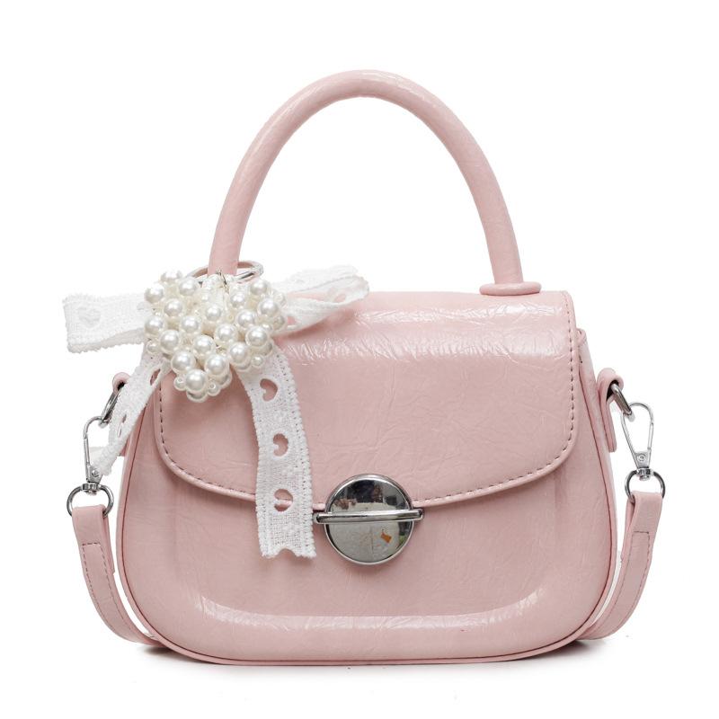 В этом году в моде маленькие квадратные сумки из мягкой кожи, нишевые и стильные женские сумки, а также модные сумки кроссбоди на одном плече. One size