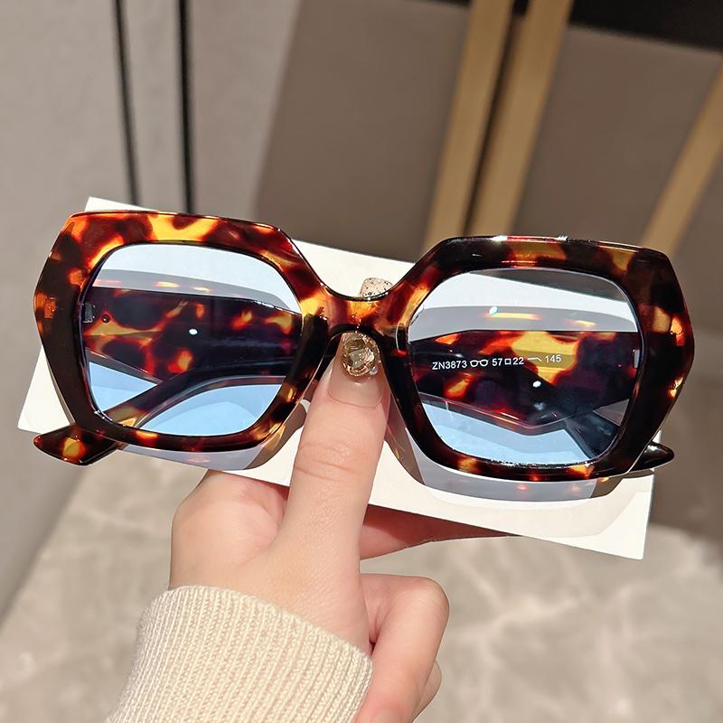 2026 New Retro Sunglassees Street Style with Metal Hinges, Gradient Lens for Fashion & Party Accessories, Glasses Accessories
2026 New Retro Sunglassees Street Style with Metal Hinges, Gradient Lens for Fashion & Party Accessories, Glasses Accessories