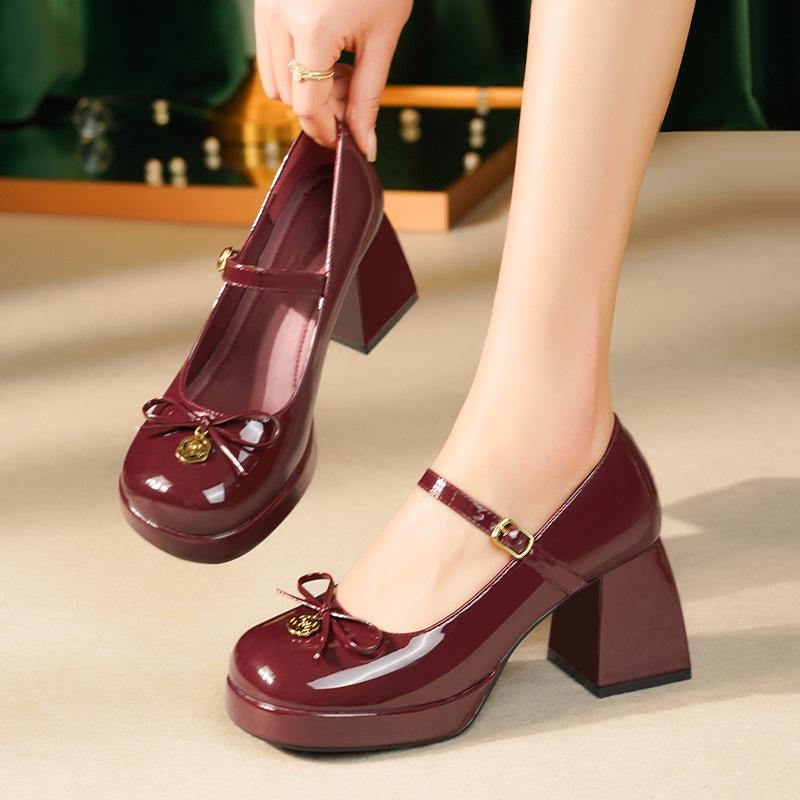 Burgundy wedding shoes waterproof table high heels women s bow tact thick heel patent leather single shoes one-word belt 34 чорний
Burgundy wedding shoes waterproof table high heels women s bow tact thick heel patent leather single shoes one-word belt 34 чорний