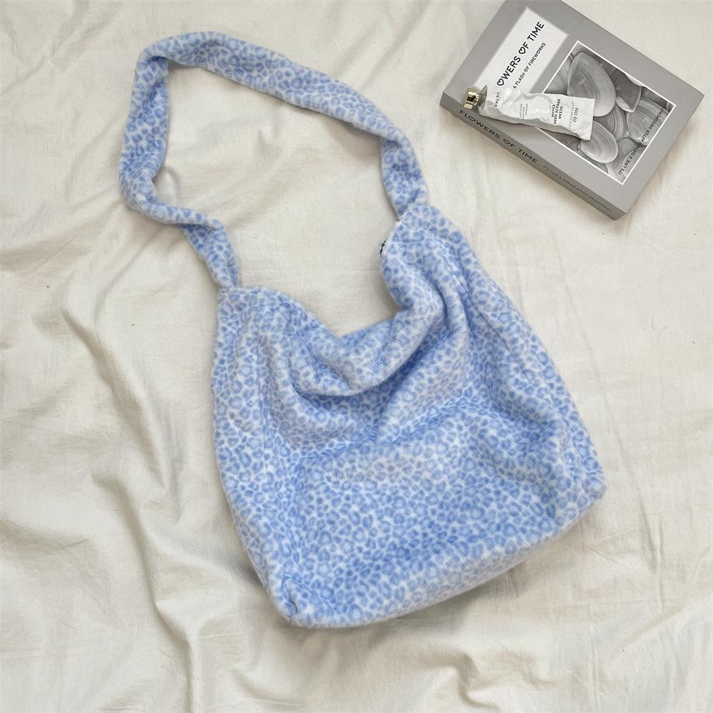 Plush Crossbody Tote Bag for Women Large Capacity Casual Lightweight Leopard Print Shoulder Bag синій
Plush Crossbody Tote Bag for Women Large Capacity Casual Lightweight Leopard Print Shoulder Bag синій