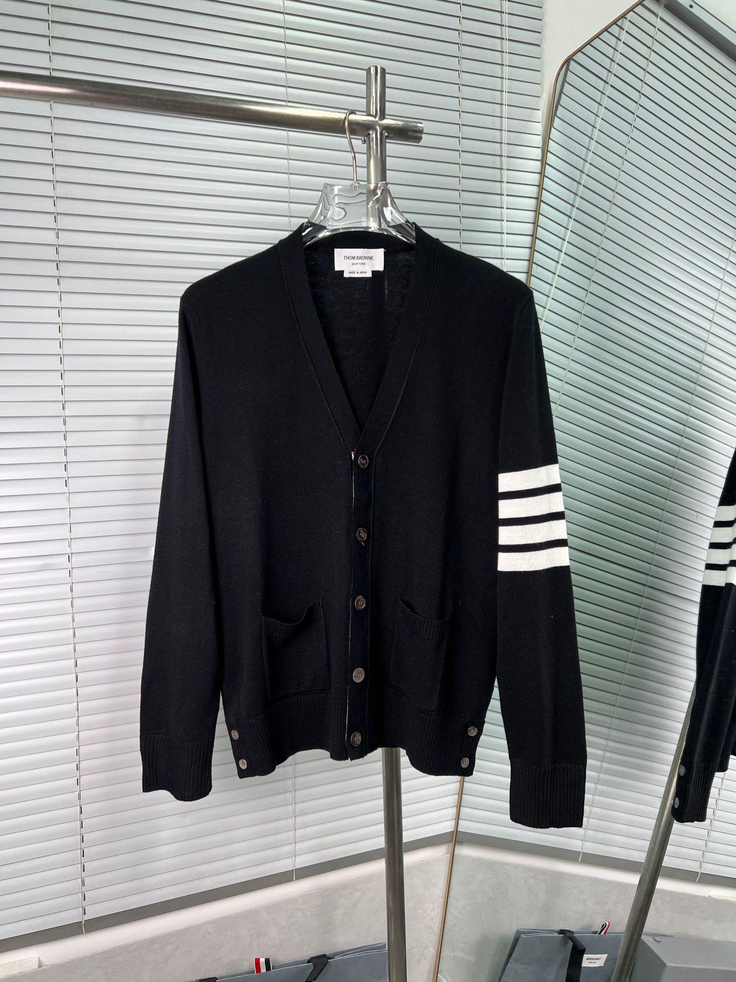 Men s V-Neck Knit Jacket with Four-Bar Stripe - Spring/Autumn Collection M чорний
Men s V-Neck Knit Jacket with Four-Bar Stripe - Spring/Autumn Collection M чорний