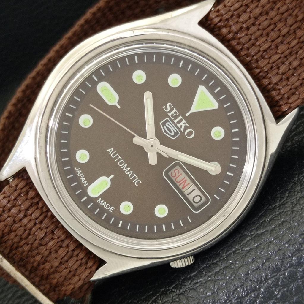 Б/У винтажные мужские часы SEIKO 5 AUTOMATIC JAPAN с коричневым циферблатом и указателем дня и даты a433515-2 R117-a433515
Б/У винтажные мужские часы SEIKO 5 AUTOMATIC JAPAN с коричневым циферблатом и указателем дня и даты a433515-2 R117-a433515