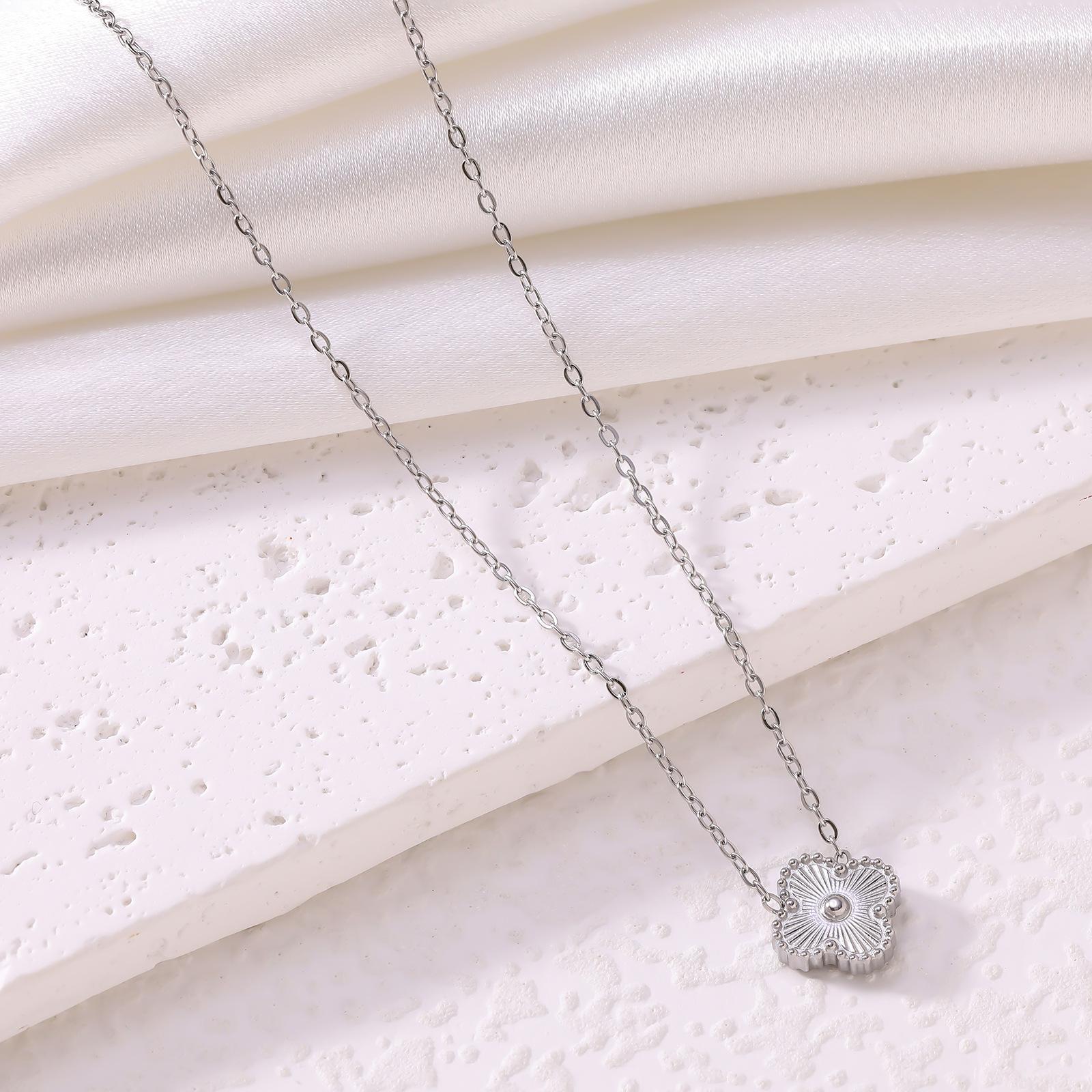 Four-leaf Clover Necklace Lucky Five-flower Design Elegant Simple Stylish Versatile Titanium Steel Sweater Chain
Four-leaf Clover Necklace Lucky Five-flower Design Elegant Simple Stylish Versatile Titanium Steel Sweater Chain