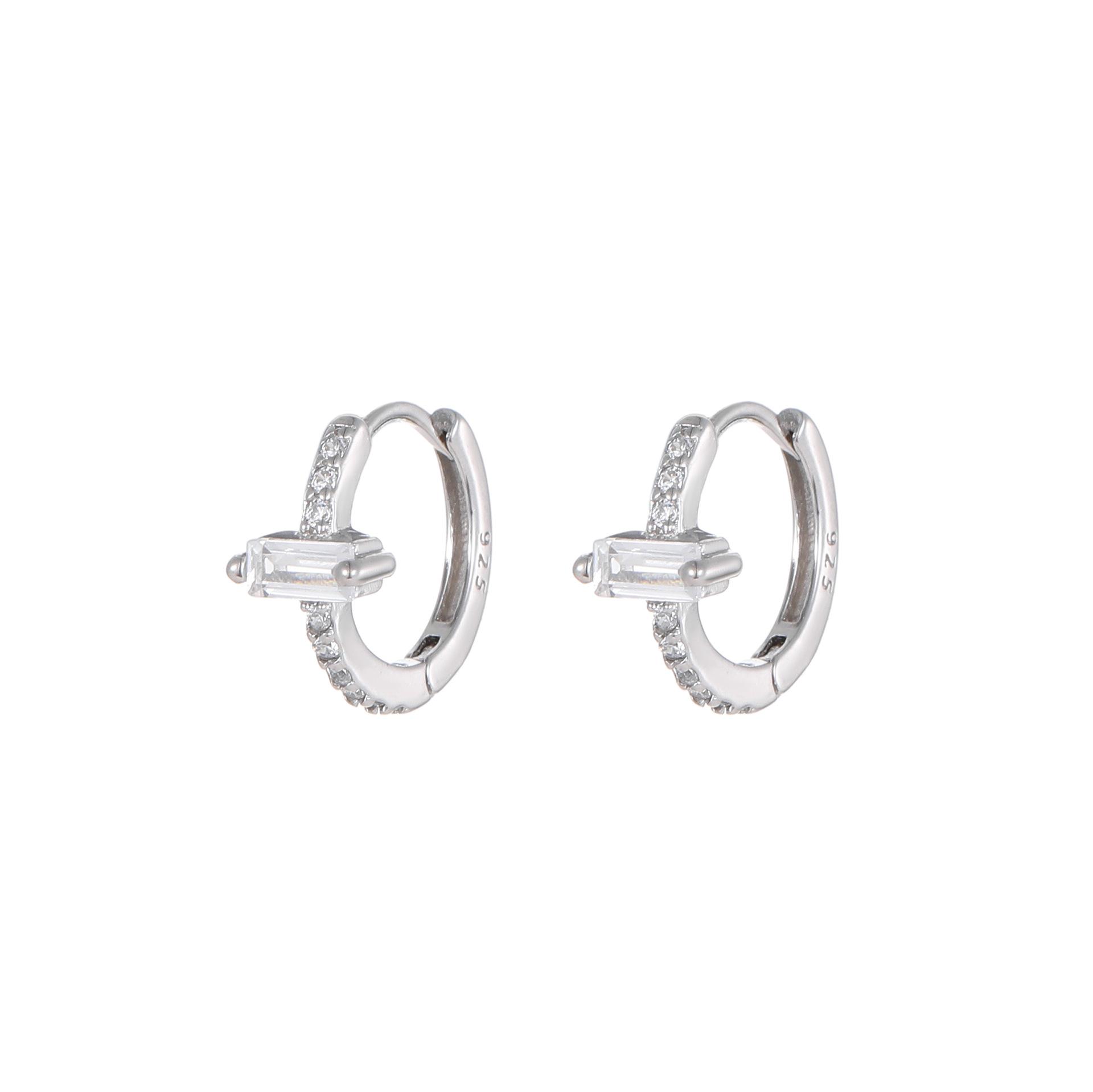 925 Sterling Silver 18K Gold Plated Baguette CZ Huggie Hoop Earrings for Women, Dainty Emerald Cut Zircon Small Hoop Earrings срібний
925 Sterling Silver 18K Gold Plated Baguette CZ Huggie Hoop Earrings for Women, Dainty Emerald Cut Zircon Small Hoop Earrings срібний